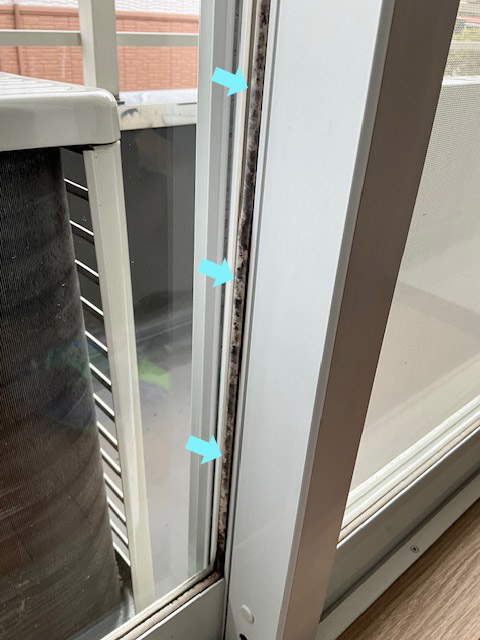 窓ガラスのゴムパッキン(グレチャン)のカビ除去